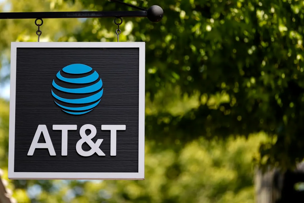 AT&T shrugs off SpaceX fears with its own large haul of new internet subscribers