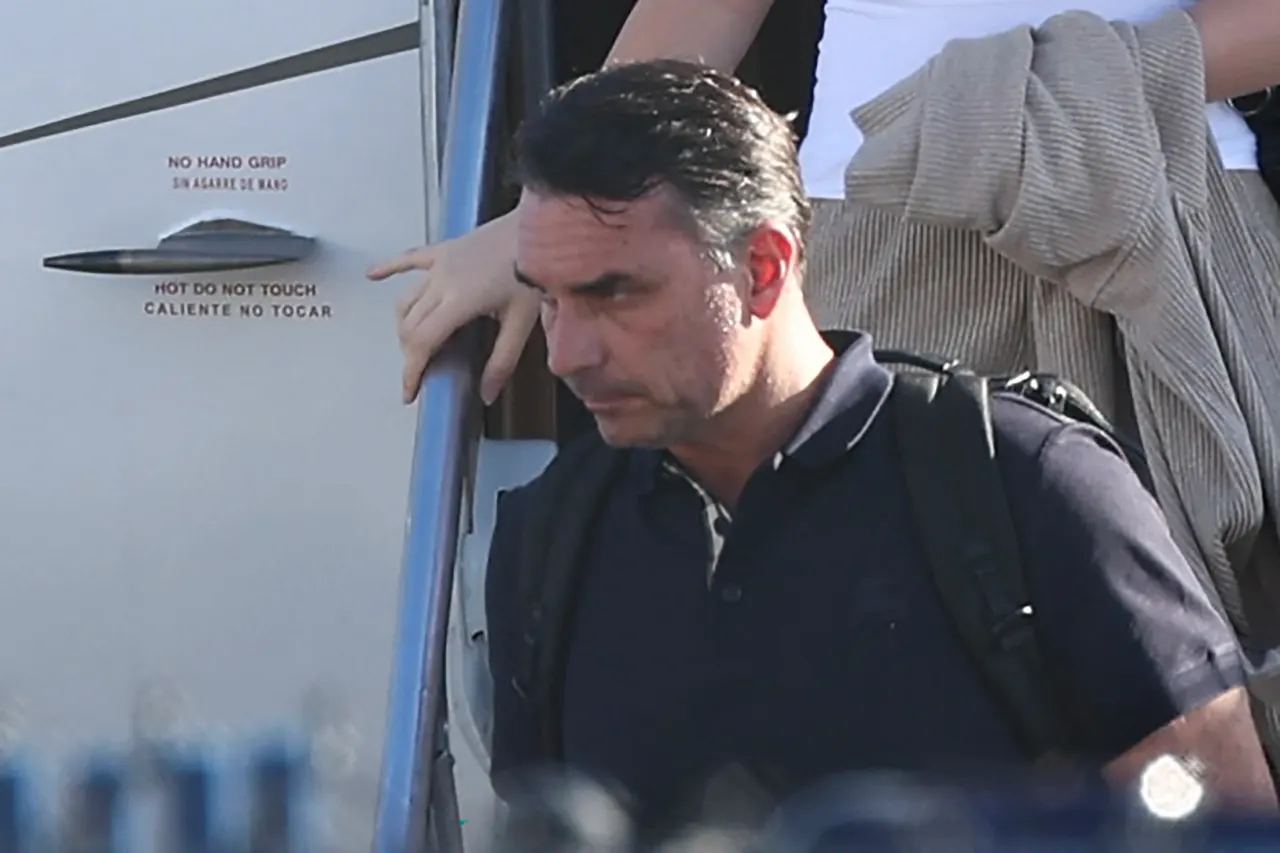 Flávio Bolsonaro arrives in Florida after fleeing Brazil