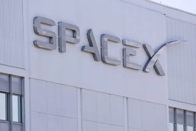 SpaceX’s Starlink Mobile plans are pressuring AT&T and Verizon shares