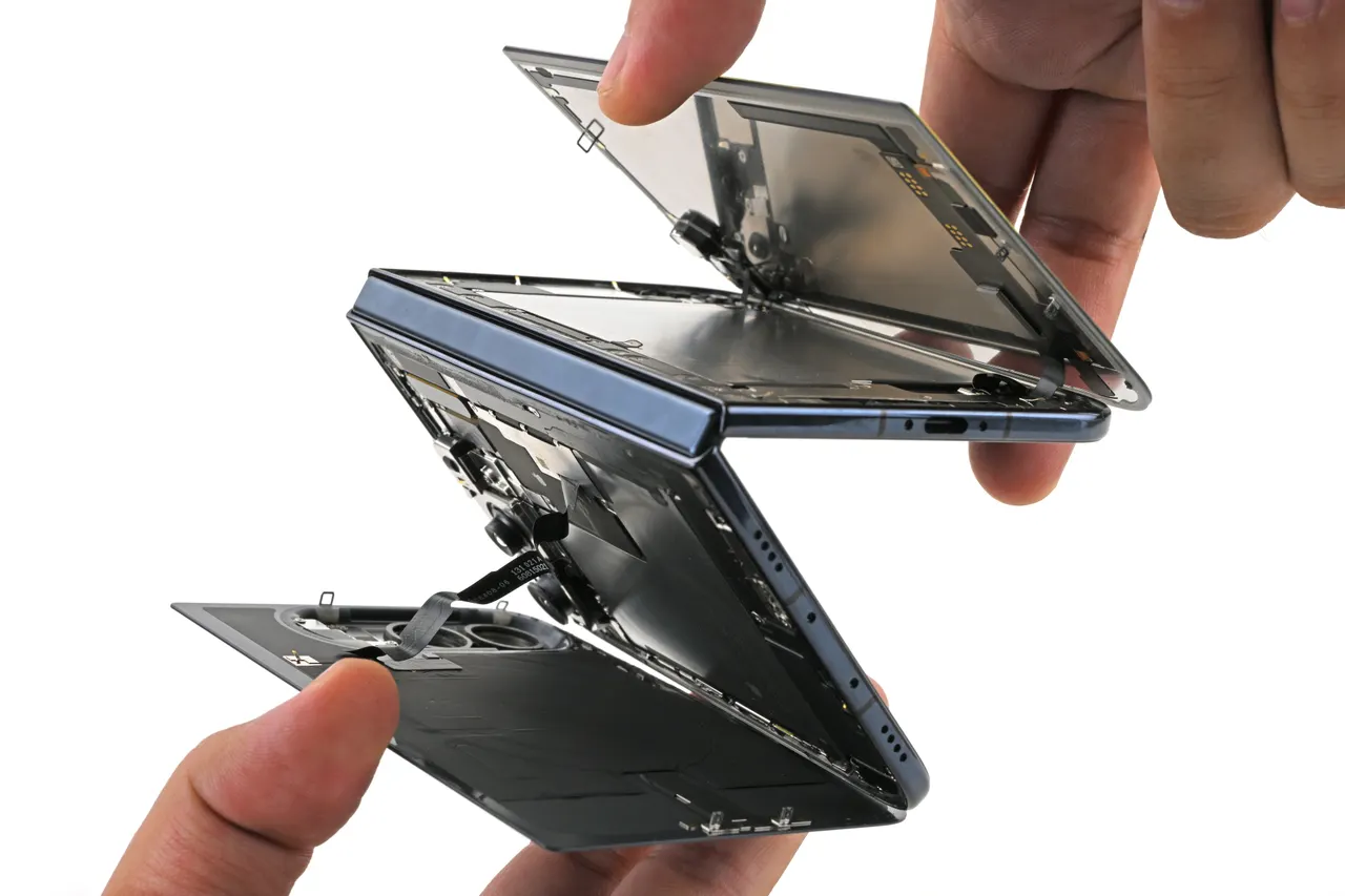 Some iPhone Duo Models Are Breaking. iFixit’s Teardown Might Explain Why