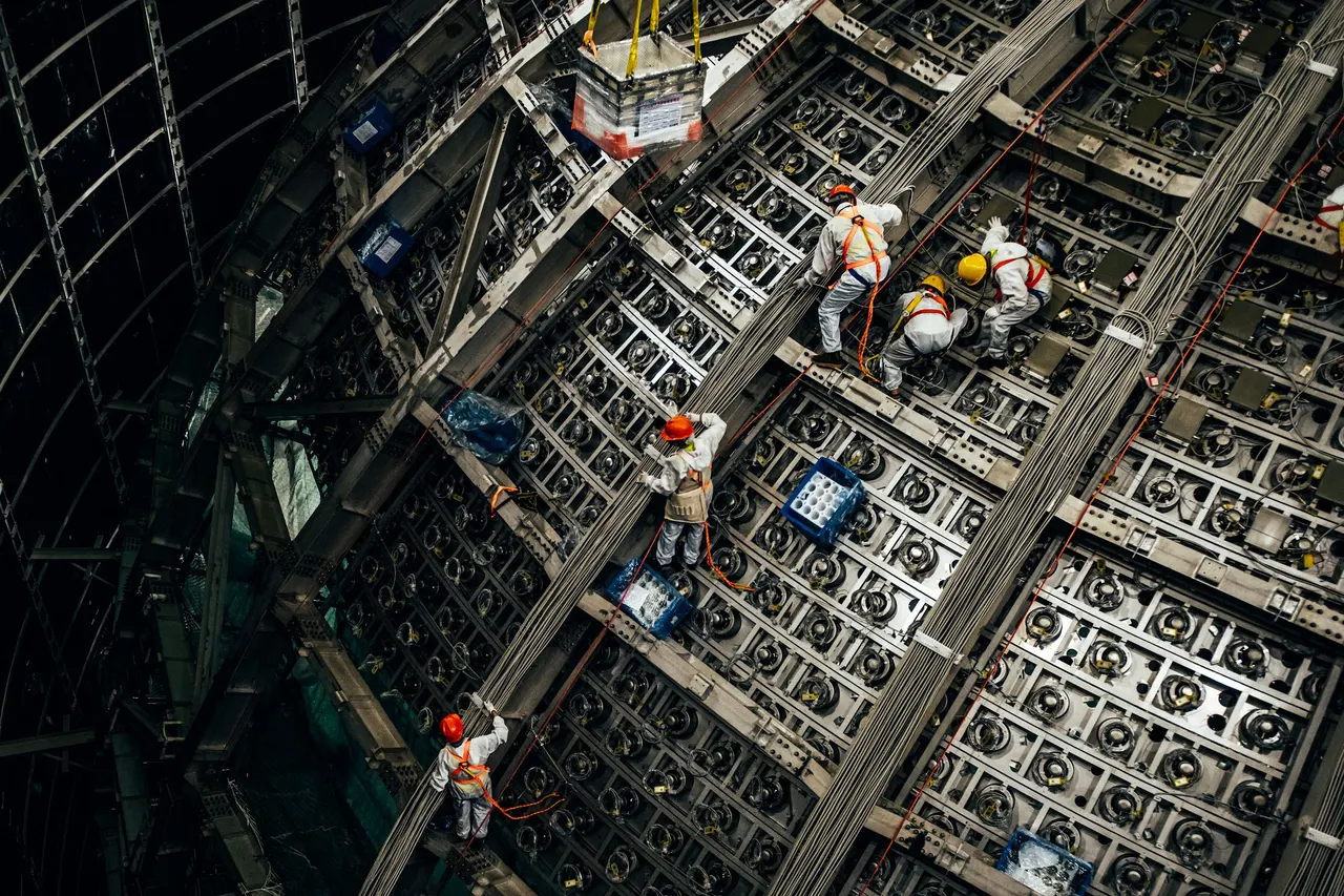 A Scientist Working on the ‘IceCube’ Neutrino Detector Explains the Nobel Prize–Winning Technology