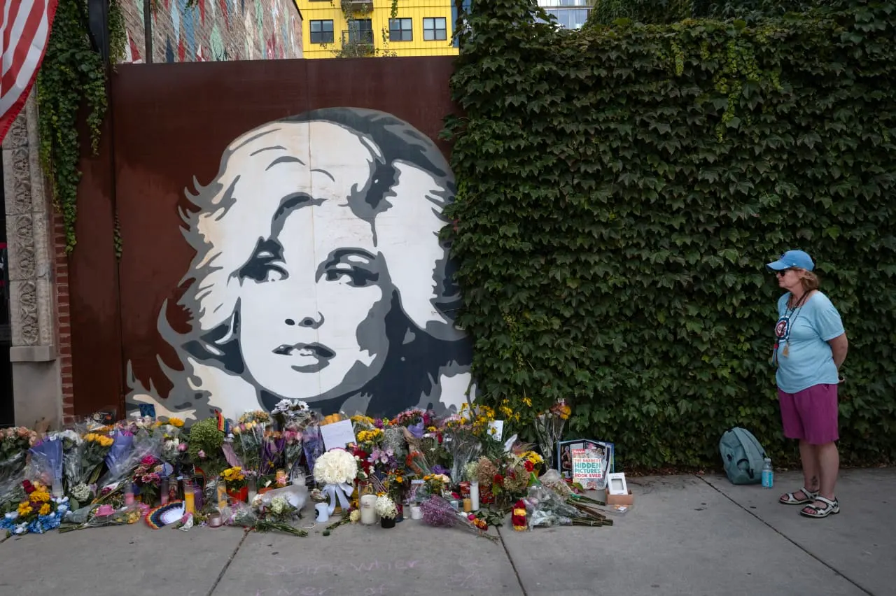 Legal battle continues as Dolly Parton’s estate claims nephew put up barbed wire to avoid summons