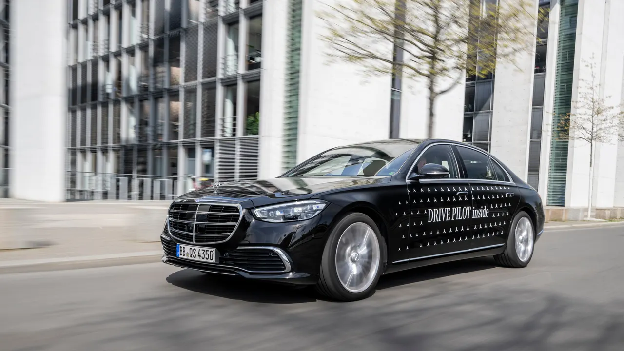 Feds want robotaxis to signal ‘I’m driving’ with cyan-colored lights