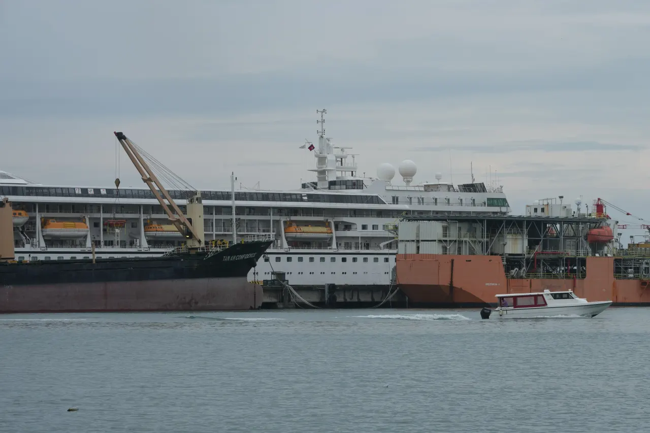 A U.S. cruise ship ends voyage due to fuel costs and passengers lose their homes