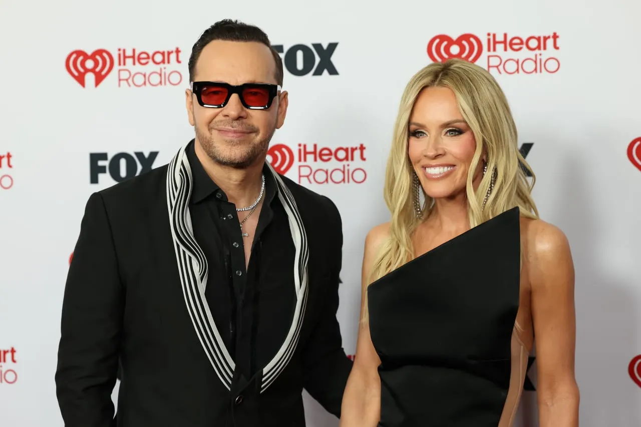 Celebrity couple Jenny McCarthy and Donnie Wahlberg are selling $2.8 million Illinois home