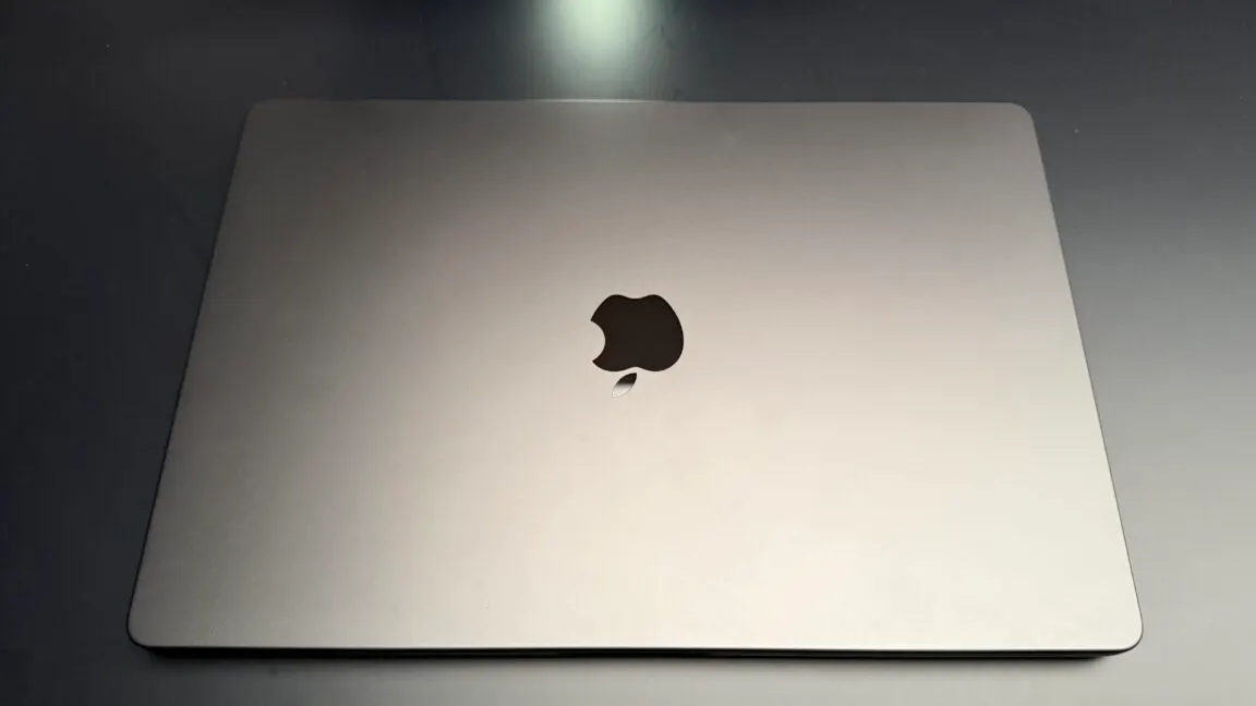 Touchscreen MacBook Pro hands-on: OLED looks great on a Mac