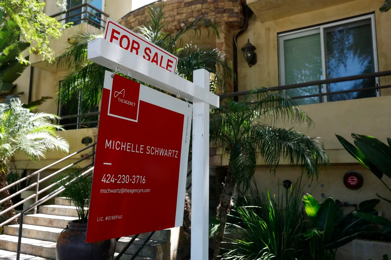 Pending home sales sink to 25-year low as buyers flee high mortgage rates