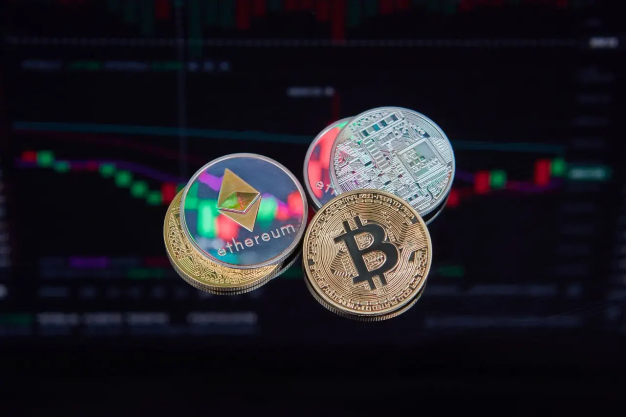 Why Is Crypto Down Today? Oil, Fed Bets and $330M Liquidations Stall the Market